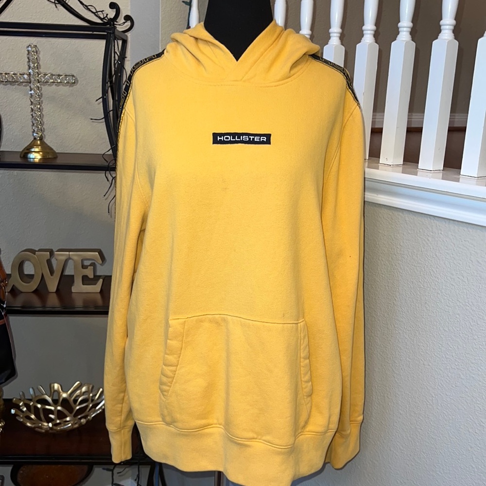 Hollister men’s sweater size XL yellow